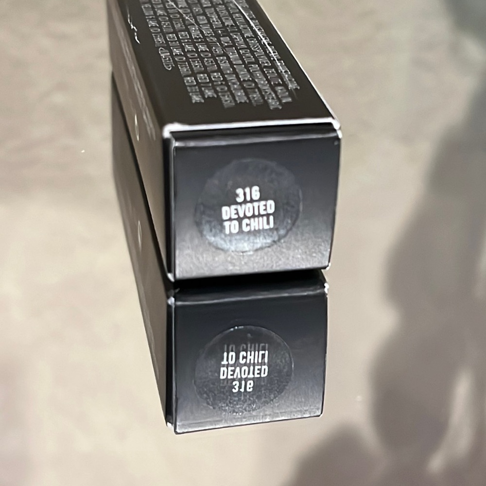 MAC cosmetics Powder Kiss Lipstick in #916 Devoted to Chili, NEW! - Picture 3 of 8